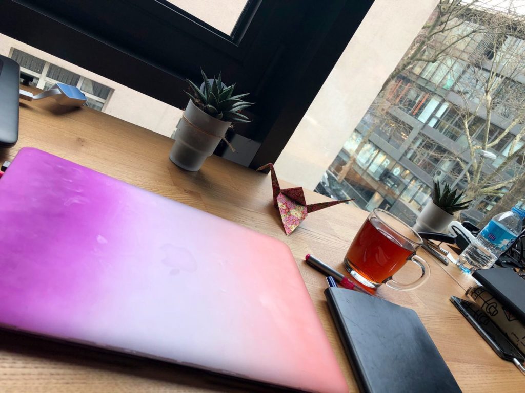 Ajans Bilgisayar Mac Defter Kalem Pencere Manzara Uzaktan Çalışma Remote Working Digital Nomad