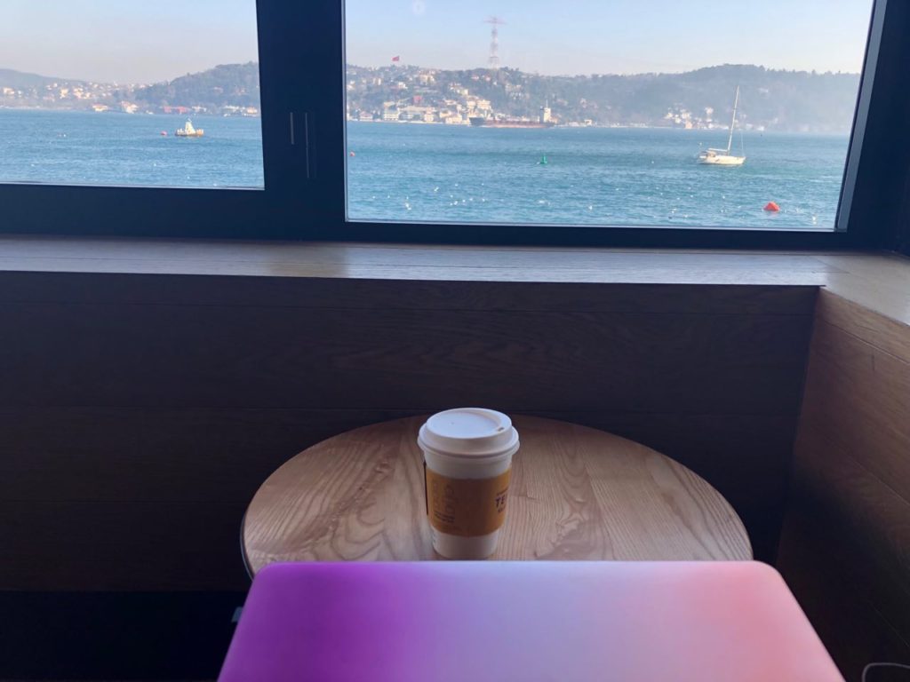 Starbucks Bilgisayar Mac Kahve Deniz Manzarası Uzaktan Çalışma Remote Work Digital Nomad whereisnermintoday