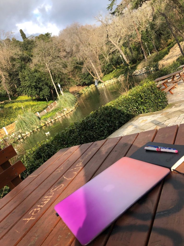Mac Bilgisayar Defter Kalem Pencere Manzara Gölet Ağaç Orman Yıldız Parkı Korusu Bank Uzaktan Çalışma Remote Work Digital Nomad